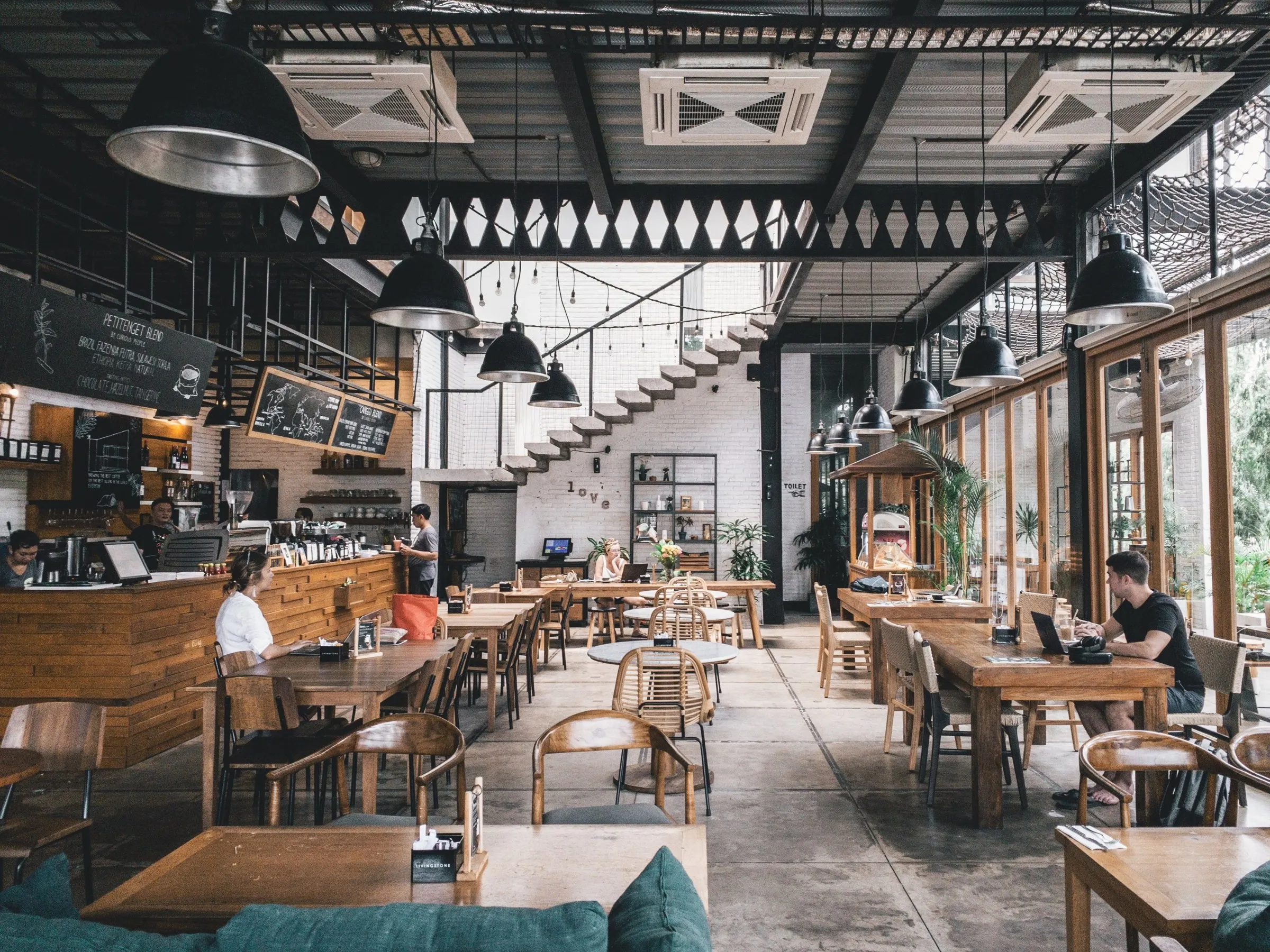 Restaurante con cocina abierta y sala llena